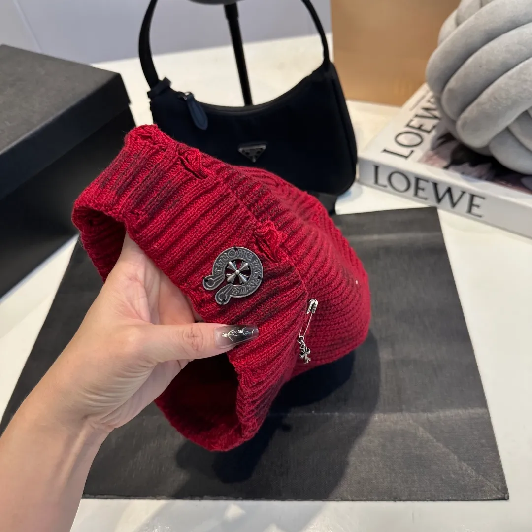 P60 Crow Heart Autumn and Winter Wool Knitted Beanie This must be the favorite of minimalism. It is clean, neat, fashionable and versatile, and will definitely not be picky about your face shape! A fashionable classic that lasts forever! Fashionable black and white can be purchased together